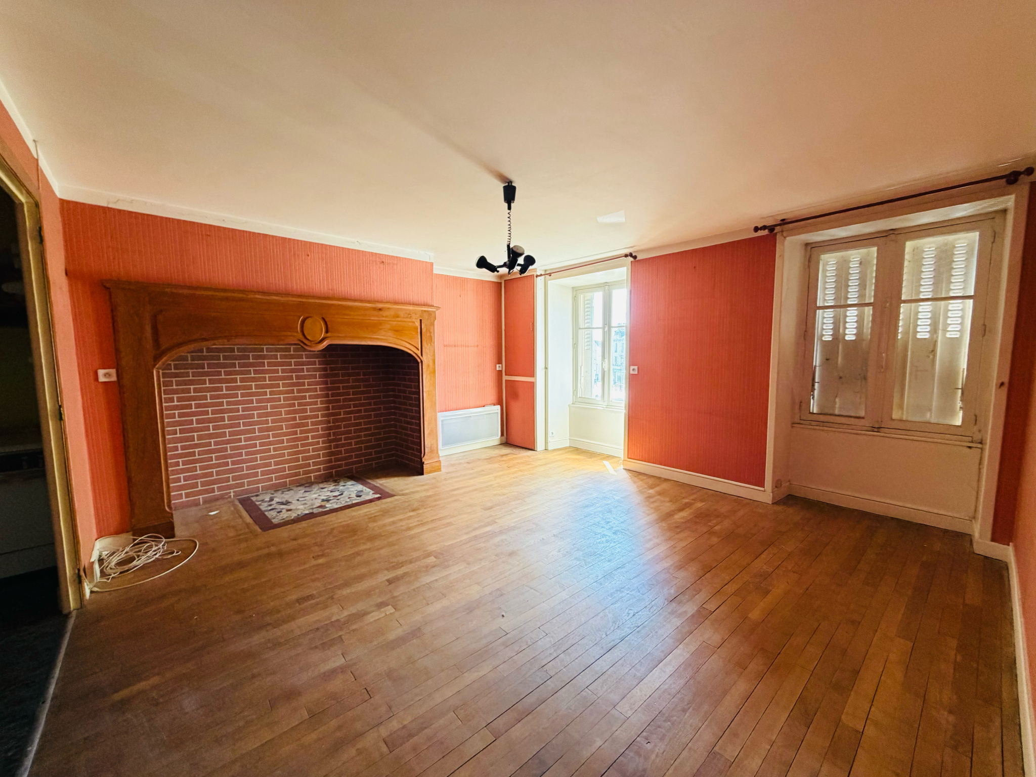 IMMEUBLE AVEC LOCAL COMMERCIAL ET APPARTEMENT T3